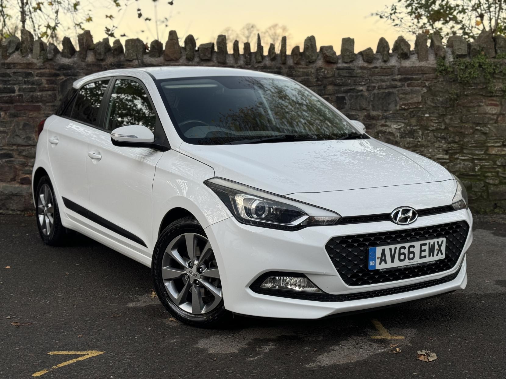 Hyundai i20 1.4 CRDi Premium Nav Hatchback 5dr Diesel Manual Euro 6 (90 ps)