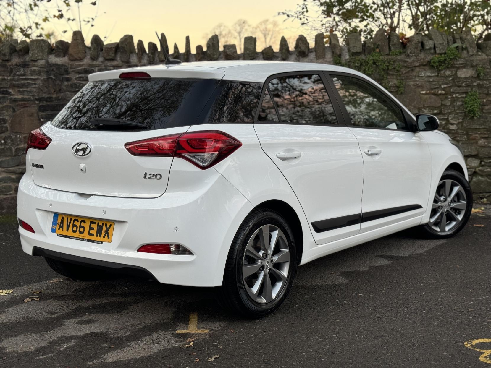 Hyundai i20 1.4 CRDi Premium Nav Hatchback 5dr Diesel Manual Euro 6 (90 ps)