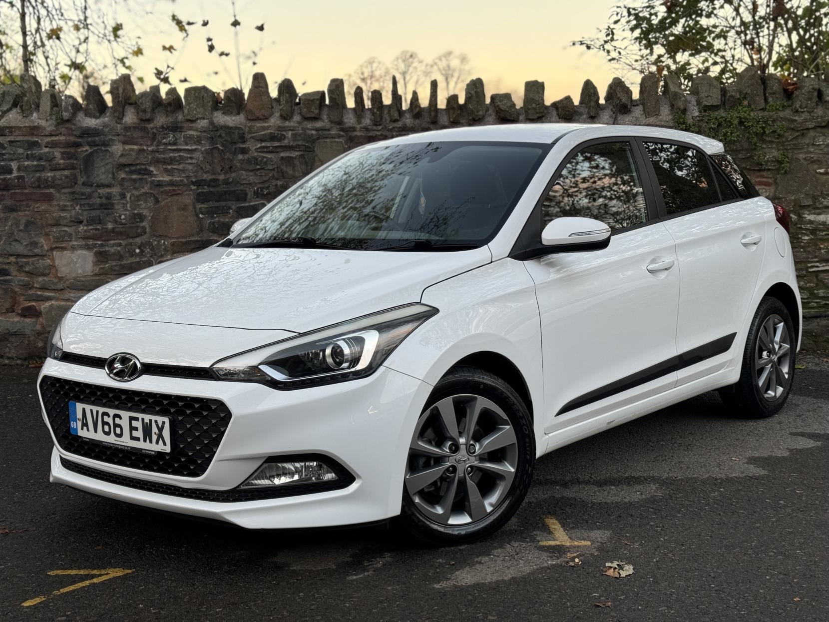 Hyundai i20 1.4 CRDi Premium Nav Hatchback 5dr Diesel Manual Euro 6 (90 ps)